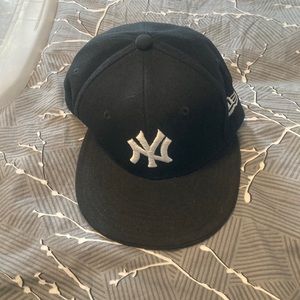 Men’s Medium New York Yankees Black Fitted Hat
